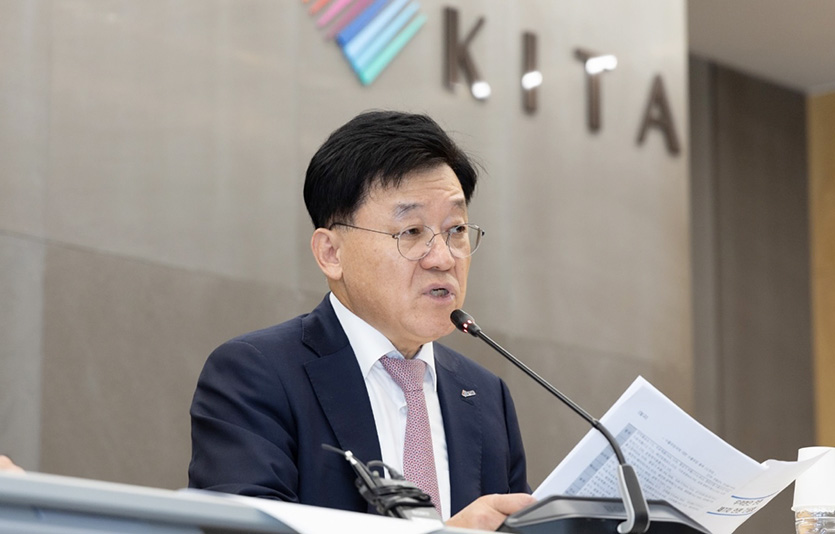 정만기 무협 부회장이 무역 현안 관련 언론 간담회에서 발표하고 있다. 사진=한국무역협회