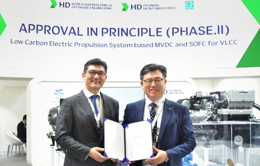 왼쪽부터 HD한국조선해양 김성준 미래기술연구원장, 로이드선급 김영두 극동아시아 기술총괄 부사장. 사진=HD현대