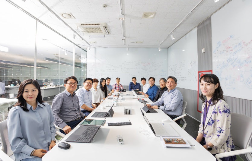 DX팀 직원들이 회의 후 단체 사진을 찍은 모습. 사진=HDC현대산업개발