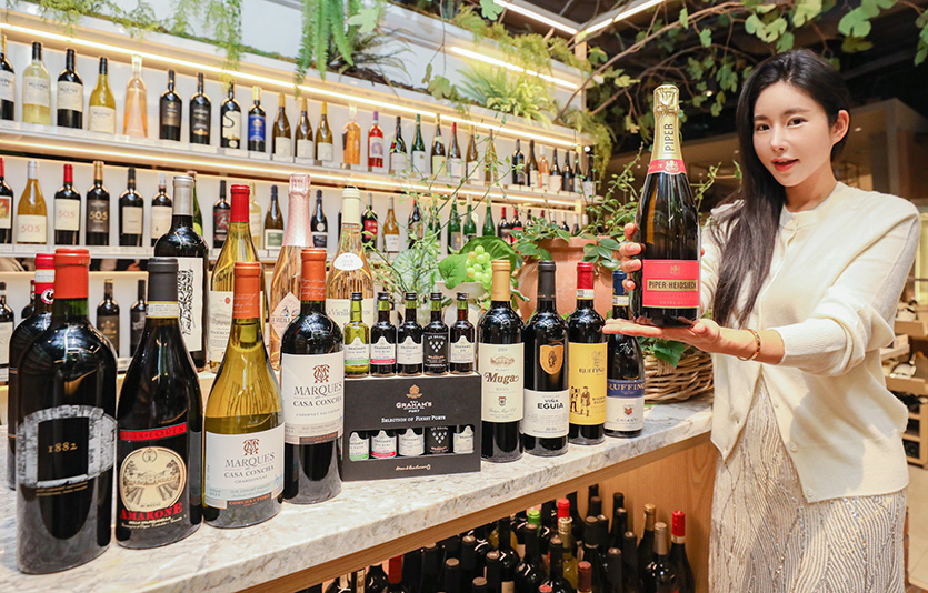 현대백화점 무역센터점 와인웍스 매장에서 직원이 와인을 소개하고 있다. 사진=현대백화점