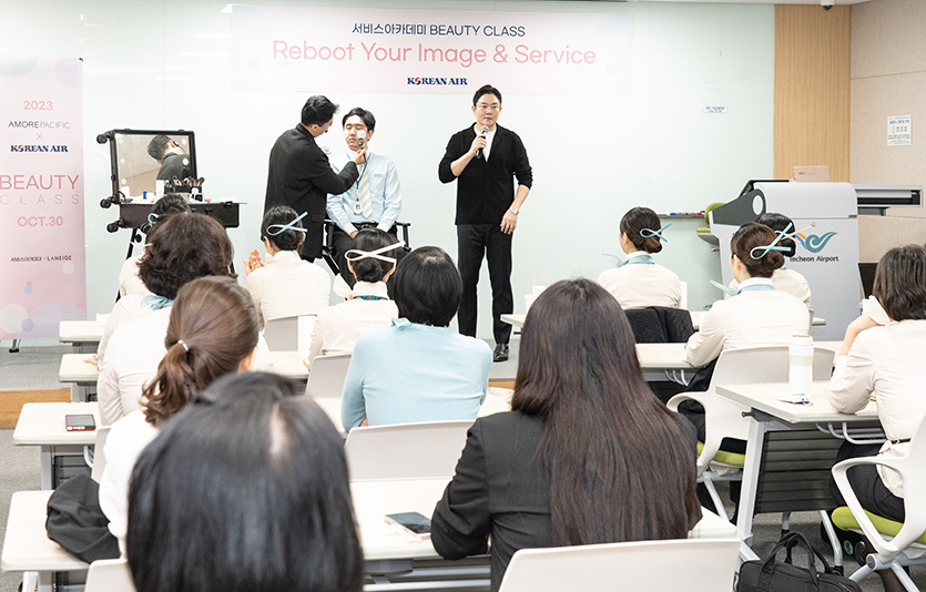 대한항공은 인천여객서비스지점 직원 100여명을 대상으로 ‘아모레퍼시픽과 함께하는 뷰티 클래스’ 행사를 진행했다. 사진=대한항공