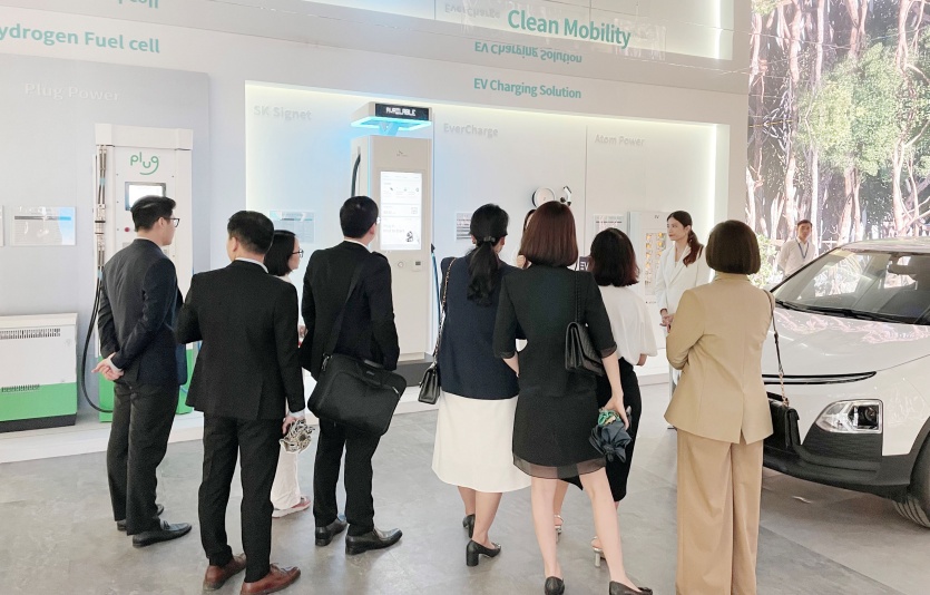 VIIE2023 전시 부스에서 SK시그넷 충전기 제품을 살펴보는 고객들. 사진=SK시그넷