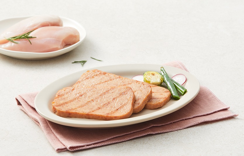 [CJ제일제당 사진자료] 스팸 닭가슴살 신제품 연출컷.jpg