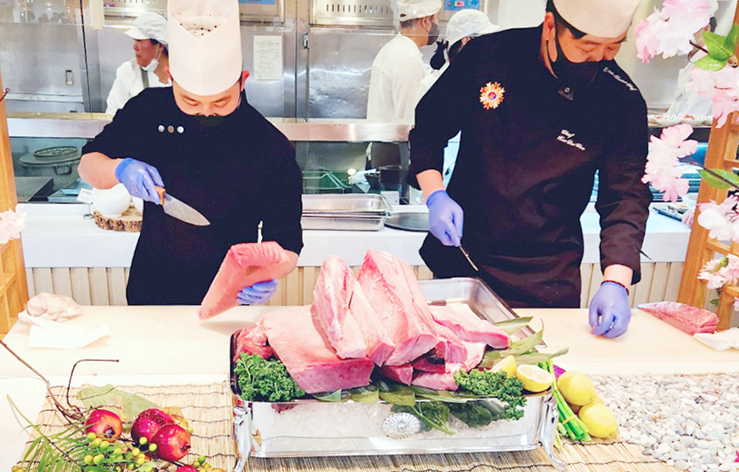 현대그린푸드가 운영 중인 단체급식사업장에서 ‘즉석 참치해체쇼’가 진행되는 모습. 사진=현대백화점그룹