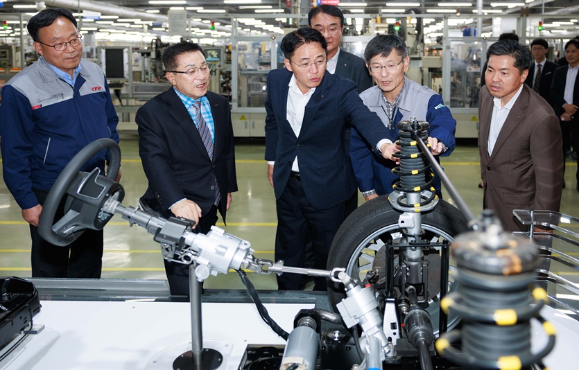 CTR그룹 강태룡 회장(왼쪽 2번째)과 이석용 농협은행장(왼쪽 3번째)이 CTR그룹의 제품에 대한 설명을 듣고 있다. 사진=농협은행