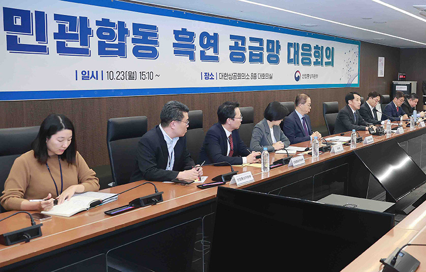 장영진 산업부 1차관이 지난달 23일 관련 관계부처와 베터리 업계 및 공급망 유관기관 관계자가 참석한 가운데 ‘중국 정부의 흑연 수출통제 관련해서 구체적인 대응 방안을 마련’하기 위해 열린’민관 합동 흑연 공급망 대응회의’를  주재하고 있다. 사진=산업통상자원부