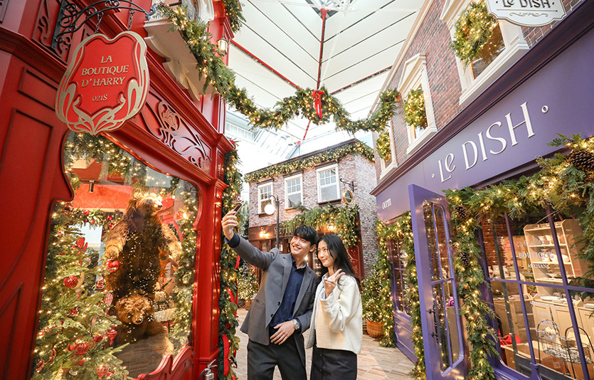 현대백화점 더현대 서울 5층 사운즈 포레스트에 조성된 ‘H빌리지’에서 고객들이 기념 촬영하고 있다. 사진=현대백화점