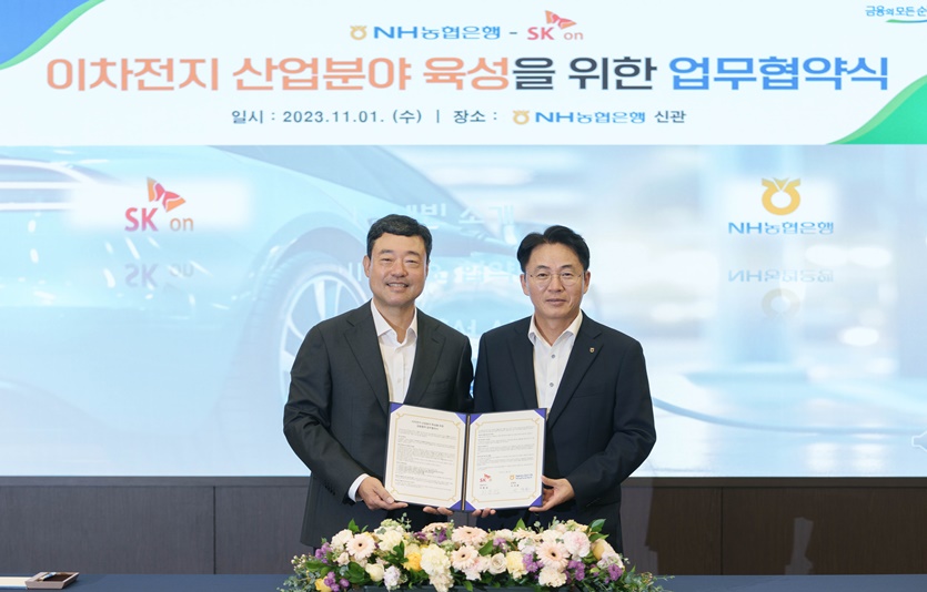 지동섭 SK온 대표이사 사장(왼쪽)과 이석용 NH농협은행장(오른쪽)이 업무협약식에서 기념사진을 촬영하고 있다. 사진=농협은행