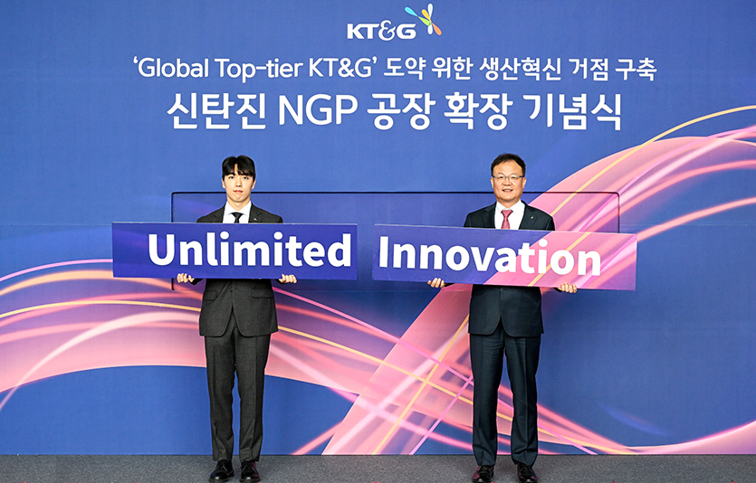 신탄진 NGP 공장 확장 기념식 행사 현장. (왼쪽부터) 노영종 KT&G 매니저와 백복인 KT&G 사장. 사진=KT&G