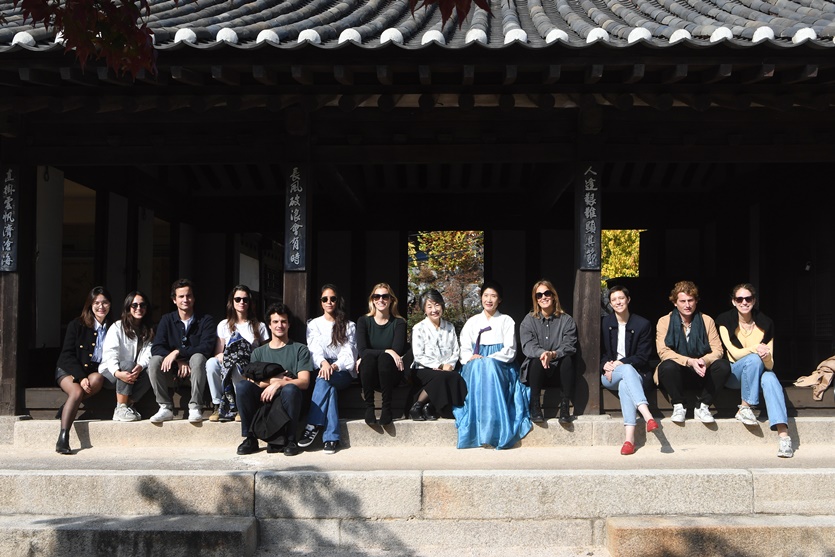 주한 벨기에 대사부인 일행 방문 다도체험(명원박물관 고택). 사진=국민대학교