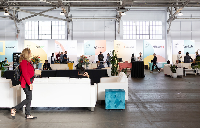 ‘제8회 모빌리티 혁신 포럼 2023’ 참가자들이 스타트업 부스를 관람하는 모습. 사진=현대차그룹