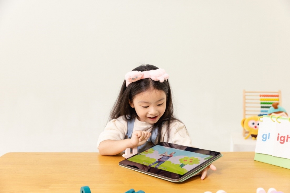 한 어린이가 원어민 영어 수업에 참여하고 있다. 사진=크레타클래스