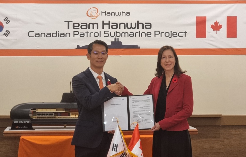 캐나다 CAE Inc.社 프랜스 허버트 대표(오른쪽)와 한화오션 특수선해외사업단장 정승균 부사장이 MOU를 체결하는 모습. 사진=한화오션