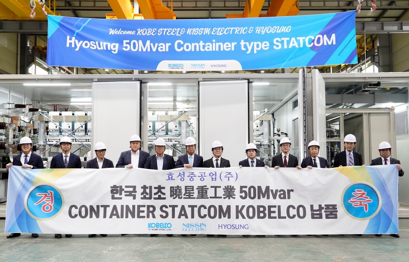 효성중공업 요코타 타케시 대표이사(좌측부터 여섯번째)와 니신전기 및 효성중공업 담당자들이 출하 기념 사진을 찍고 있다. 사진=효성중공업