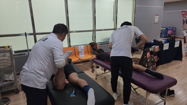 (왼쪽부터)박순진 트레이너(前원주DB프로미코치)와 서인재 동서대학교 운동처방학과 트레이너의 모습. 사진=헐커스