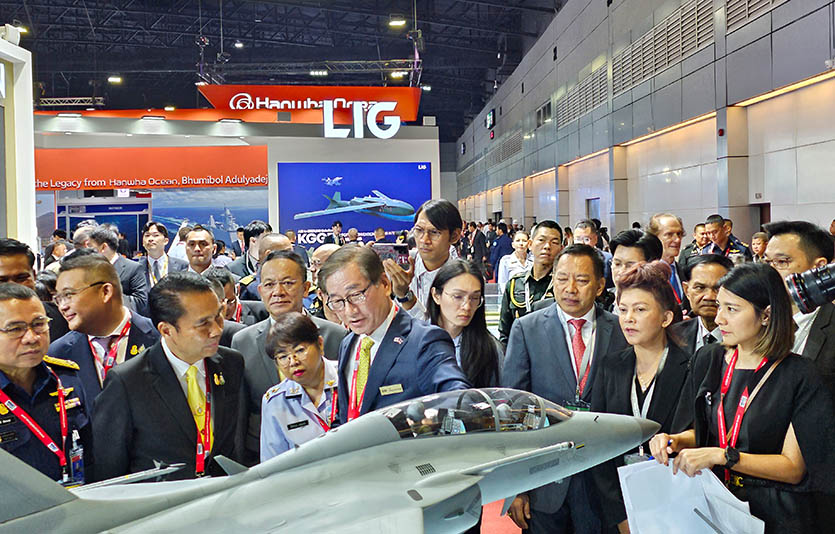 (앞줄 왼쪽 네번째, 두번째)강구영 KAI 사장이 Sutin Klungsang 태국 국방장관에게 설명하고 있다. 사진=한국항공우주산업