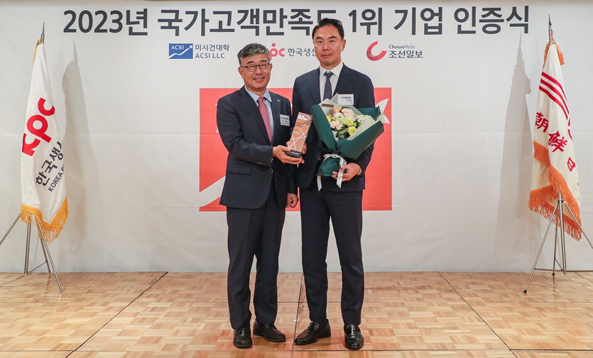 8일 오전 서울 중구 소공동 롯데호텔에서 (왼쪽부터) 안완기 kpc 회장, 정지영 현대백화점 대표가 인증식을 가진 뒤 기념사진 촬영을 하고 있다. 사진=현대백화점