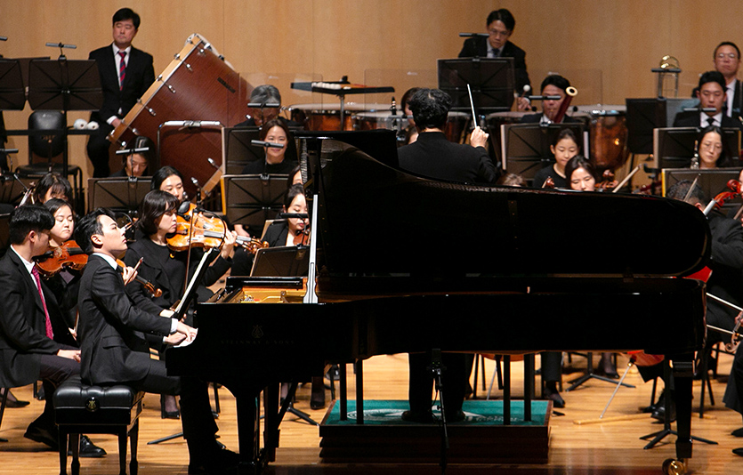 ‘제13회 동서커피클래식’에서 신창용 피아니스트가 인천시립교향악단과 협연을 펼치고 있다. 사진=동서식품
