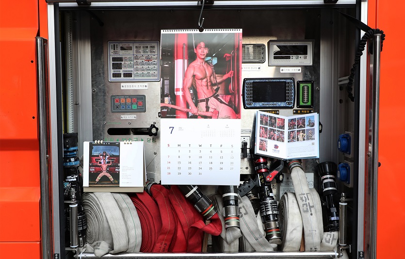 GS샵에서 제작 후원 및 판매하는 '2024년 몸짱소방관 희망나눔달력' 사진1 (2).jpg