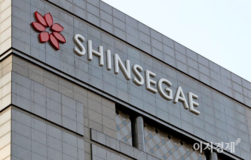 유통 강자 신세계가 가을 성수기를 맞아 다양한 할인 행사를 갖고 고객몰이에 나선다. 사진=이지경제