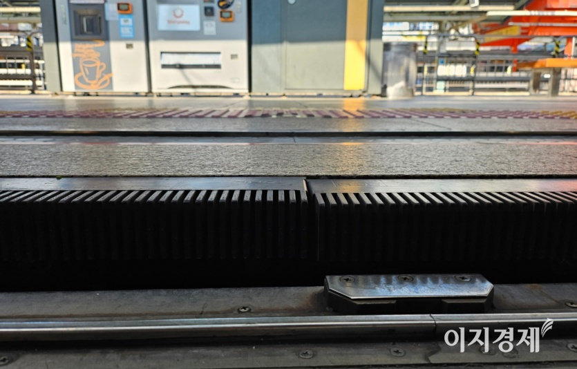 지하철과 승강장 사이 단층이 발생한 모습. 사진=최준 기자