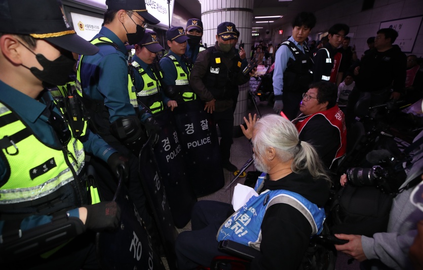26일 서울지하철 시청역 승강장에서 박경석 전장연 대표가 경찰 앞으로 향하고 있다. 사진=뉴시스