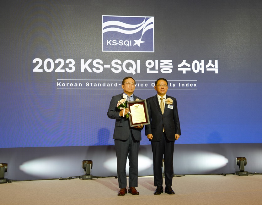 롯데글로벌로지스는 지난 8일 서울 소공동 롯데호텔에서 개최된 ‘2023년 KS-SQI 인증 수여식’에서 택배 부문 1위를 수상했다고 9일 밝혔다.