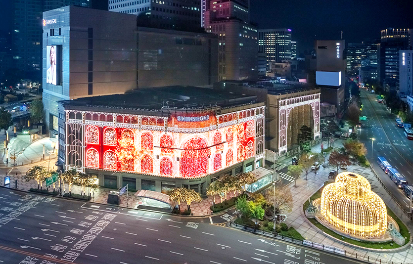 신세계백화점의 크리스마스 장식이 더욱 웅장하고 화려하게 돌아왔다. 사진=신세계백화점
