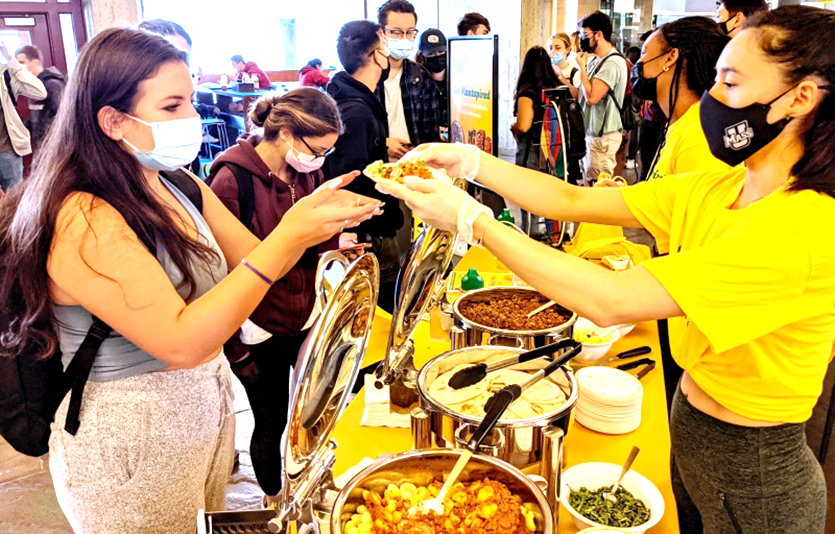 미국 매사추세츠대 애머스트캠퍼스 학생들과 교직원들이 풀무원USA의 식물성 단백질 지향 식품 전문 브랜드 '플랜트스파이어드' 제품을 시식하고 있다. 사진=풀무원