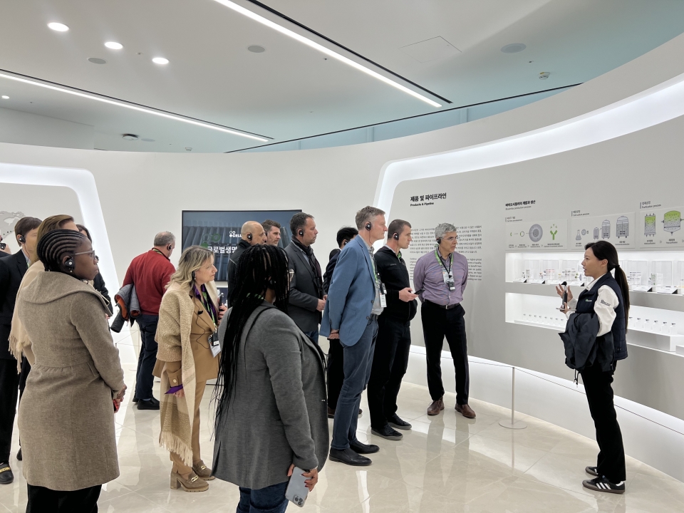 지난 14일 ‘글로벌 IBD 홈커밍 데이 2023’ 행사에 참석한 의료진들이 셀트리온 글로벌생명공학연구센터를 방문해 회사의 사업 전반에 대한 설명을 듣고 있는 모습이다. 사진=김선주 기자