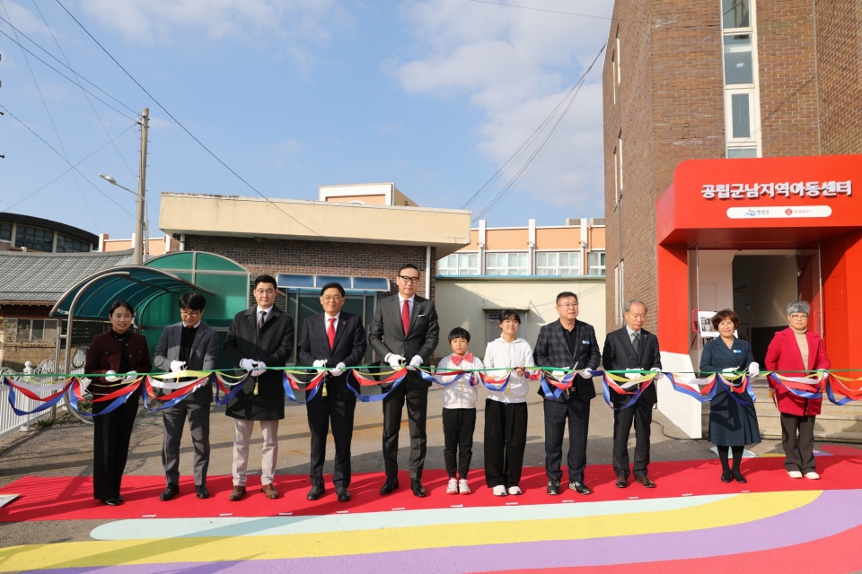테이프 커팅식을 진행중인 롯데웰푸드 배성우 제과마케팅본부장(사진가운데 남자어린이 좌측)과 영광군 강종만 군수(여자어린이 우측)외 관계자들의 모습이다. 사진=롯데웰푸드