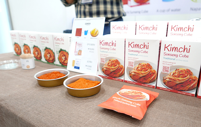 오늘 맑음의 물을 부어 사용하는 동결건조 김치 양념. 물에 불리면 중간 사이즈 배추 한포기겆절이를 담글 수 있다. 사진=김성미 기자