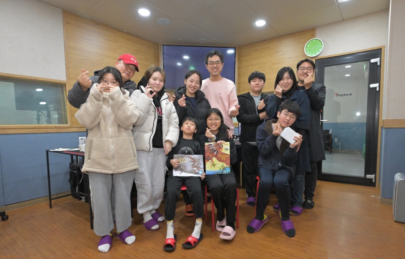 한화 임직원 및 가족들이 독서취약계층 아동 지원을 위한 목소리 재능 기부 봉사활동에 참여했다. 사진=한화