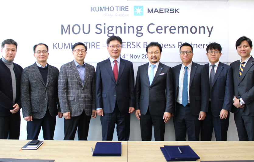 (왼쪽부터) 이동열 금호타이어 수출물류팀장, 정원배 금호타이어 SCM1담당 상무, 유방석 금호타이어 SCM2담당 상무, 임완주 금호타이어 경영기획본부 전무, 김현옥 한국머스크 부사장, 김진혁 한국머스크 영업팀장, 김중권 한국머스크 영업팀 과장, 김병현 한국머스크영업팀 과장. 사진=금호타이어