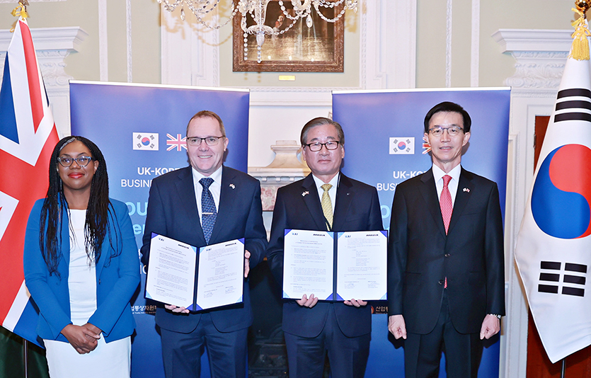 (왼쪽부터) 케미 베이드녹 영국 기업통상부 장관, 크리스 알람 MBDA UK 사장, 강구영 KAI 사장, 방문규 산업부장관. 사진=한국항공우주산업