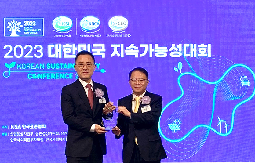 (왼쪽부터) 유정선 금호타이어 미래성장사업담당 상무와 강명수 한국표준협회장이 24일 열린 시상식에서 기념촬영을 하고 있다. 사진=금호타이어