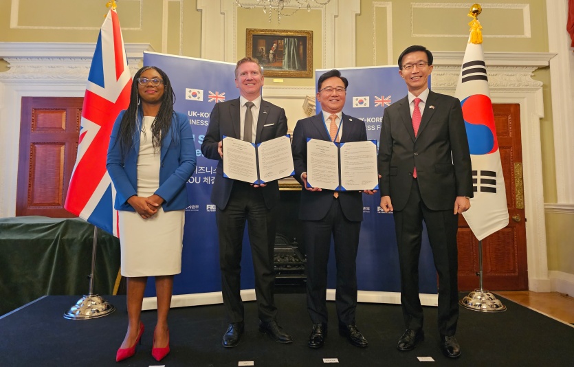 23일(현지시간) 영국 런던 멘션하우스에서 한국풍력산업협회와 RenewableUK가 ‘해상풍력 공급망 협업 MOU’를 체결했다. 사진=한국풍력산업협회