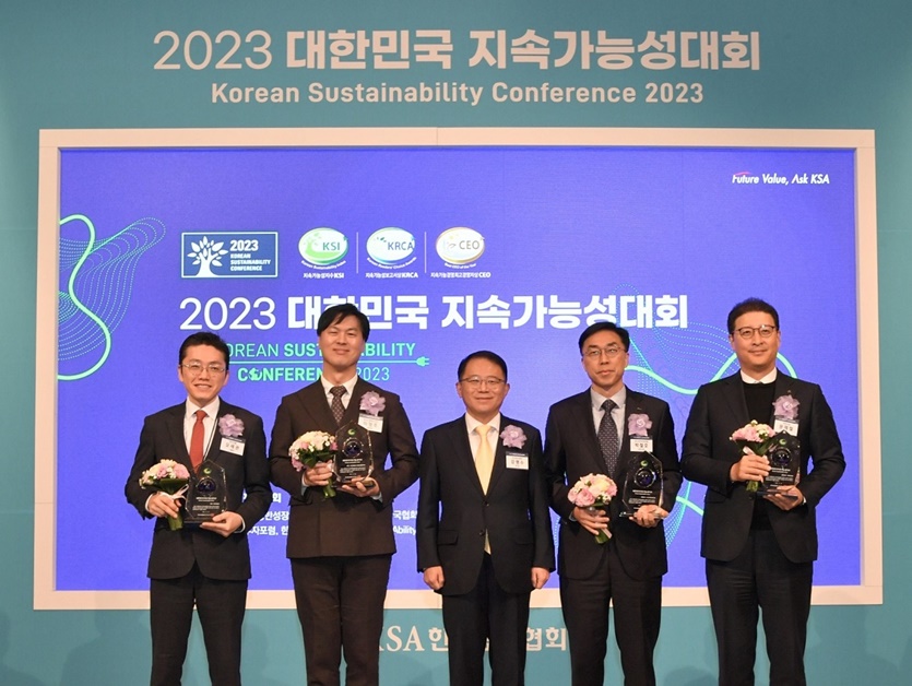한국표준협회 주관 2023 대한민국 지속가능성대회에서 제약 부문 1위를 수상한 한미약품의 오세권 ESG그룹장(맨 왼쪽)이 타 부문 수상 기업 관계자들과 함께 기념촬영을 하고 있다. 사진=한미약품