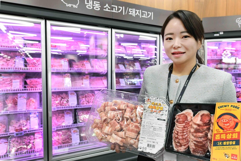 김해인 홈플러스 축산팀 바이어가 27일 서울 등촌동 ‘홈플러스 메가푸드마켓’ 강서점에서 캐나다산 냉동 돈육 ‘단풍상회’ 시리즈와 신상품 ‘쫀득상회’ 시리즈를 선보이고 있다. 사진=홈플러스