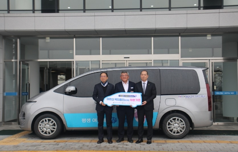 (왼쪽부터)김정표 예천군노인복지관장, 김학동 예천군수, 우욱현 신협사회공헌재단 상임이사. 사진=신협