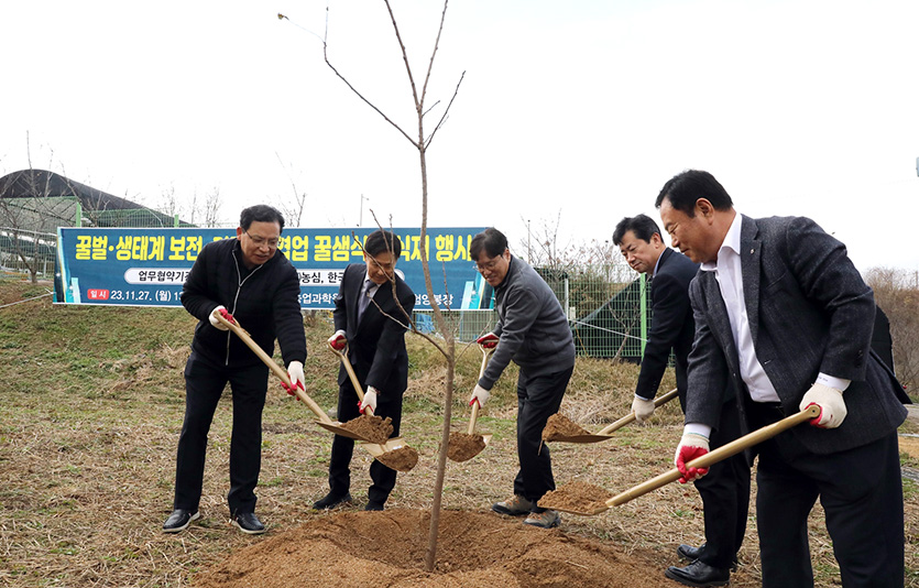 (왼쪽부터) 김보규 농심 경영기획실장, 이상재 농촌진흥청 농업생물부장, 조재호 농촌진흥청장, 이정석 부안군 부군수, 김용래 한국양봉농협 조합장. 사진=농심