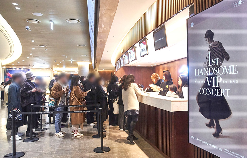 한섬 고객 초청 콘서트 입장 대기하고 있는 고객 모습. 사진=현대백화점