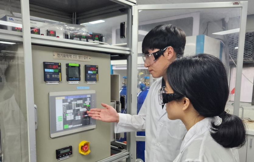SK이노베이션 환경과학기술원 연구진이 ‘이원자 촉매 기술’로 일산화탄소 전환 실증을 하고 있다. 사진=SK이노베이션
