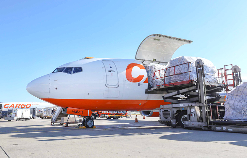 제주항공 화물기에서 물건을 하기하고 있는 모습. 사진=제주항공