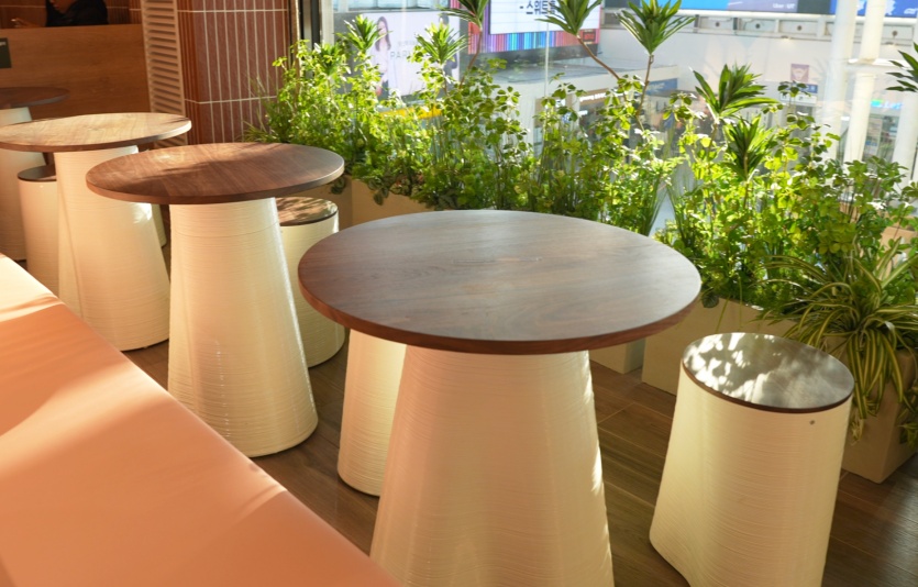 한화 건설부문이 폐플라스틱을 활용해 제작한 자원순환형 가구. 사진=한화 건설부문