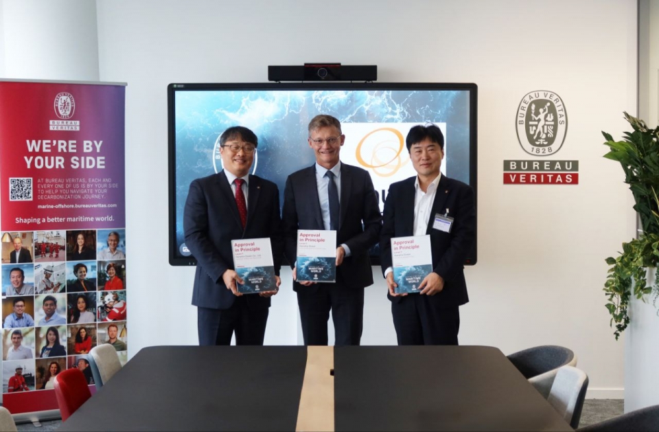 (왼쪽부터) 한화오션 강중규 중앙연구원장, BV M&O 매튜 데트니 대표, 한화오션 김형석 미래제품전략실장이 기념촬영을 하고 있다. 사진=한화오션