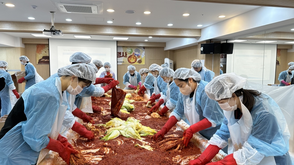 스탠리블랙앤데커 임직원이 김장나눔 봉사활동을 진행하고 있다. 사진=스탠리블랙앤데커