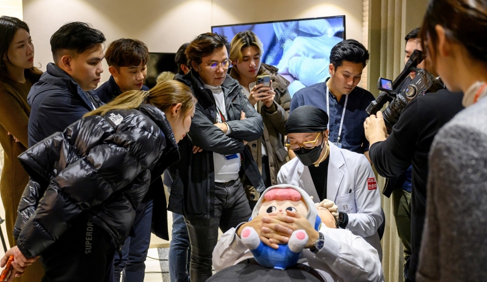 휴젤 ‘GLAM for Thailand 2023’ 행사에서 더힐피부과의원 박주혁 대표 원장이 현장 시연을 하고 있다. 사진=휴젤