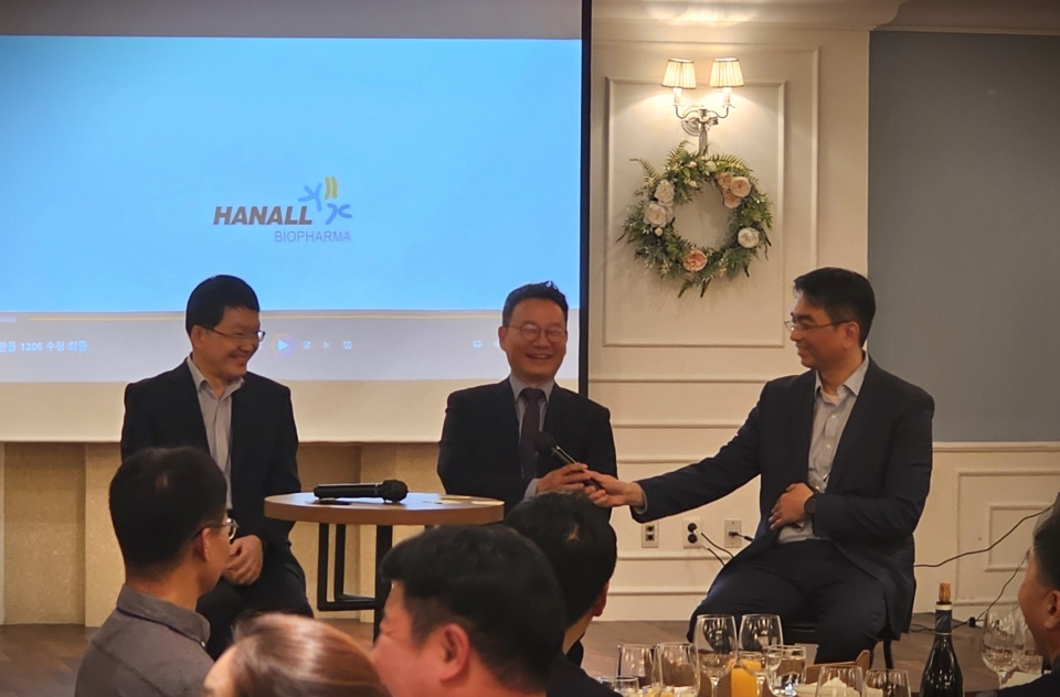 한올바이오파마 박승국 부회장, 김성욱 전 부회장, 정승원 대표이사의 모습. 사진=한올바이오파마
