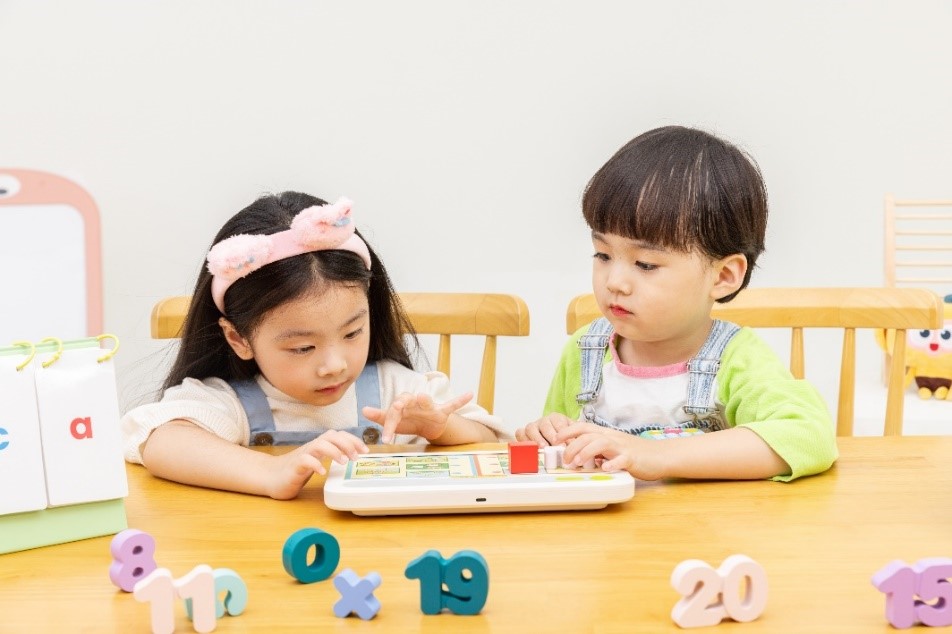 두 어린이가 크레타 탭을 활용해 공부를 하고 있다. 사진=크레타클래스